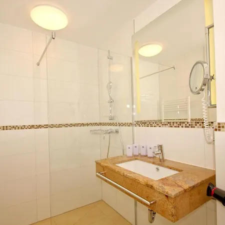 strandnahe FeWo mit Terrasse, gratis Nutzung vom AHOI Erlebnisbad und Sauna in Sellin - Rex Rugia FeWo 10-1 Apartment *